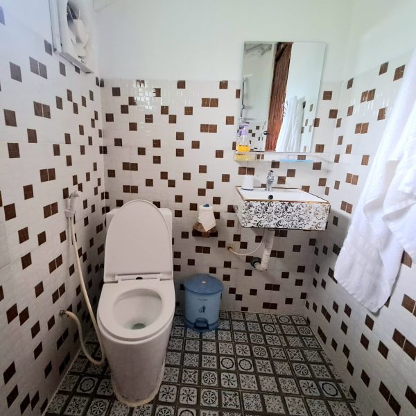 savet family homestay battambag bathroom