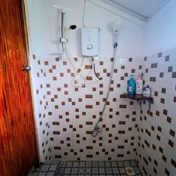savet family homestay battambag shower